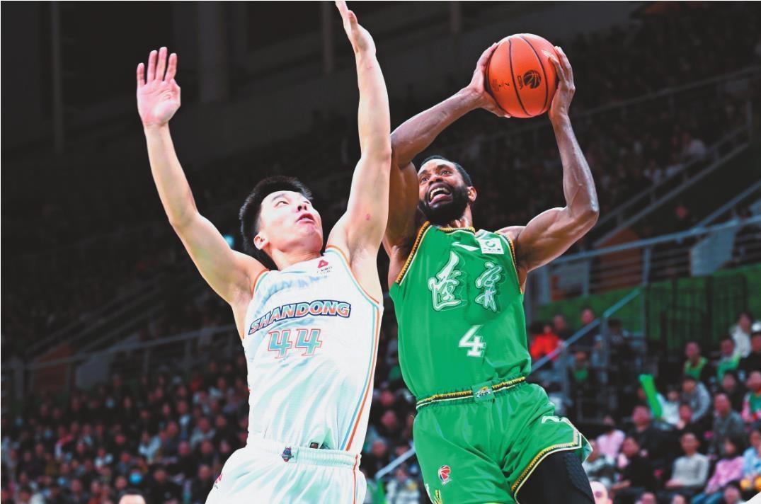 山东男篮主场大胜对手，展现实力